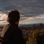 Reiziger die bij schemering uitkijkt over Florence met de Dom