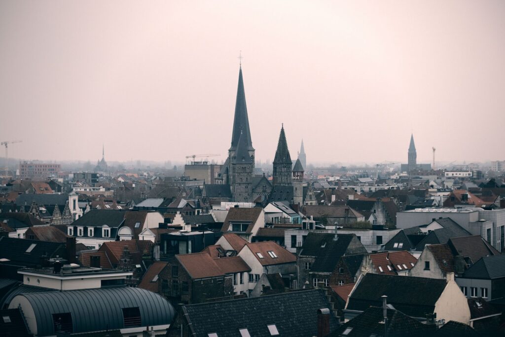 Luchtfoto van de historische binnenstad van Gent met gotische torens