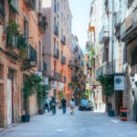 Smal straatje met historische gevels in de Barri Gòtic van Barcelona