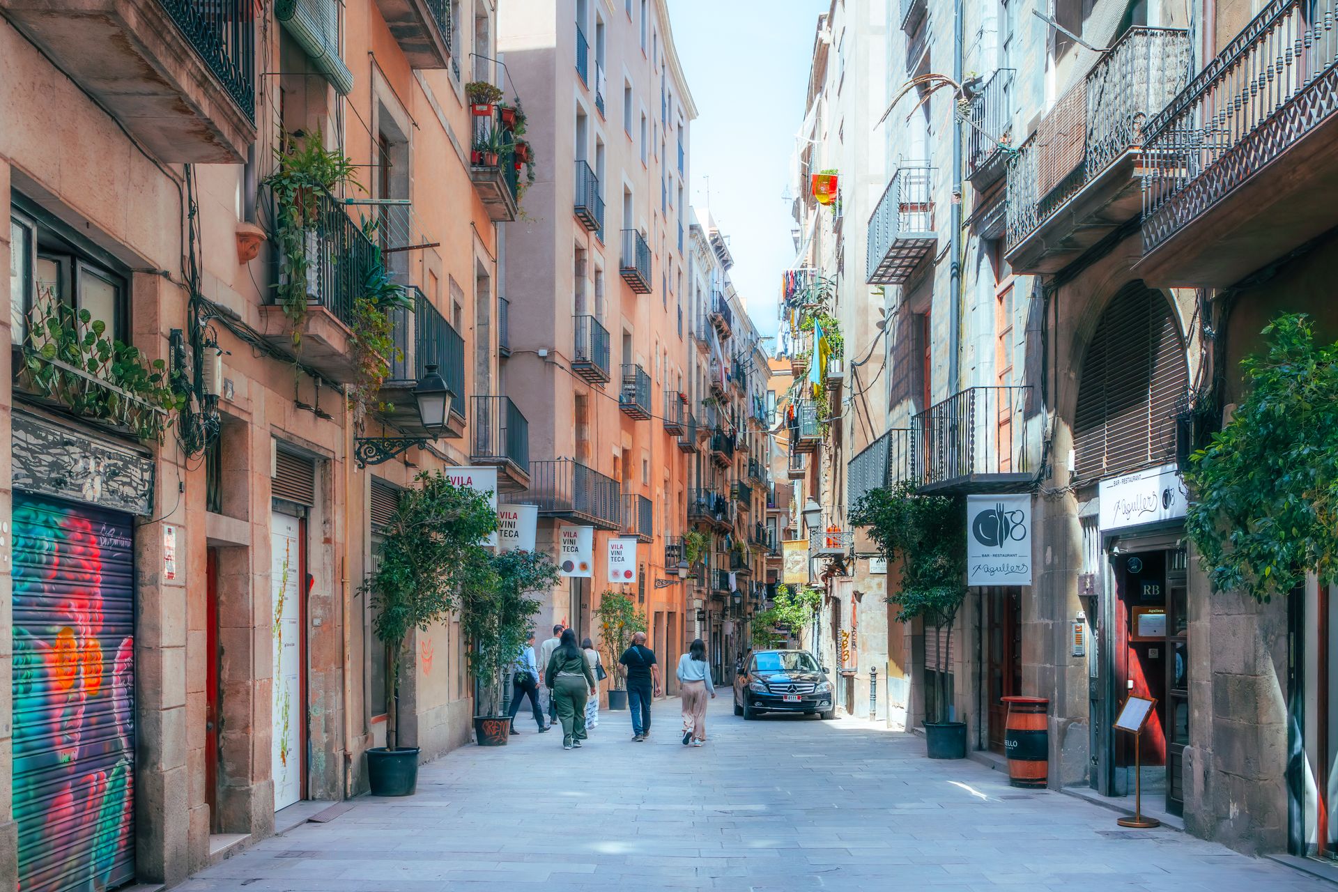 Smal straatje met historische gevels in de Barri Gòtic van Barcelona
