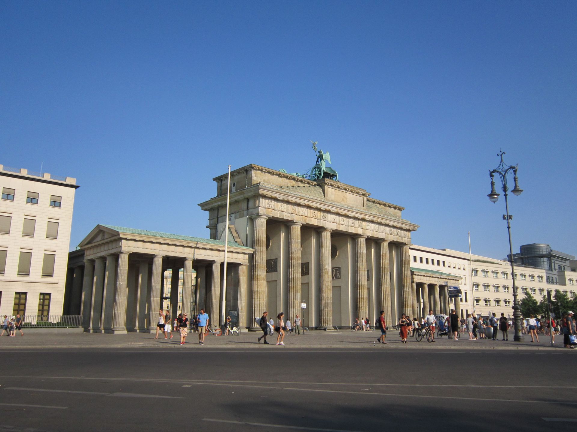 De Brandenburger Tor in Berlijn-Mitte op een zomerse dag