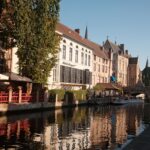 Hotel in Brugge met kerst: 8 hotels bij de kerstmarkt en Wintergloed (2026) De Brugse reien met historische huizen weerspiegeld in het water
