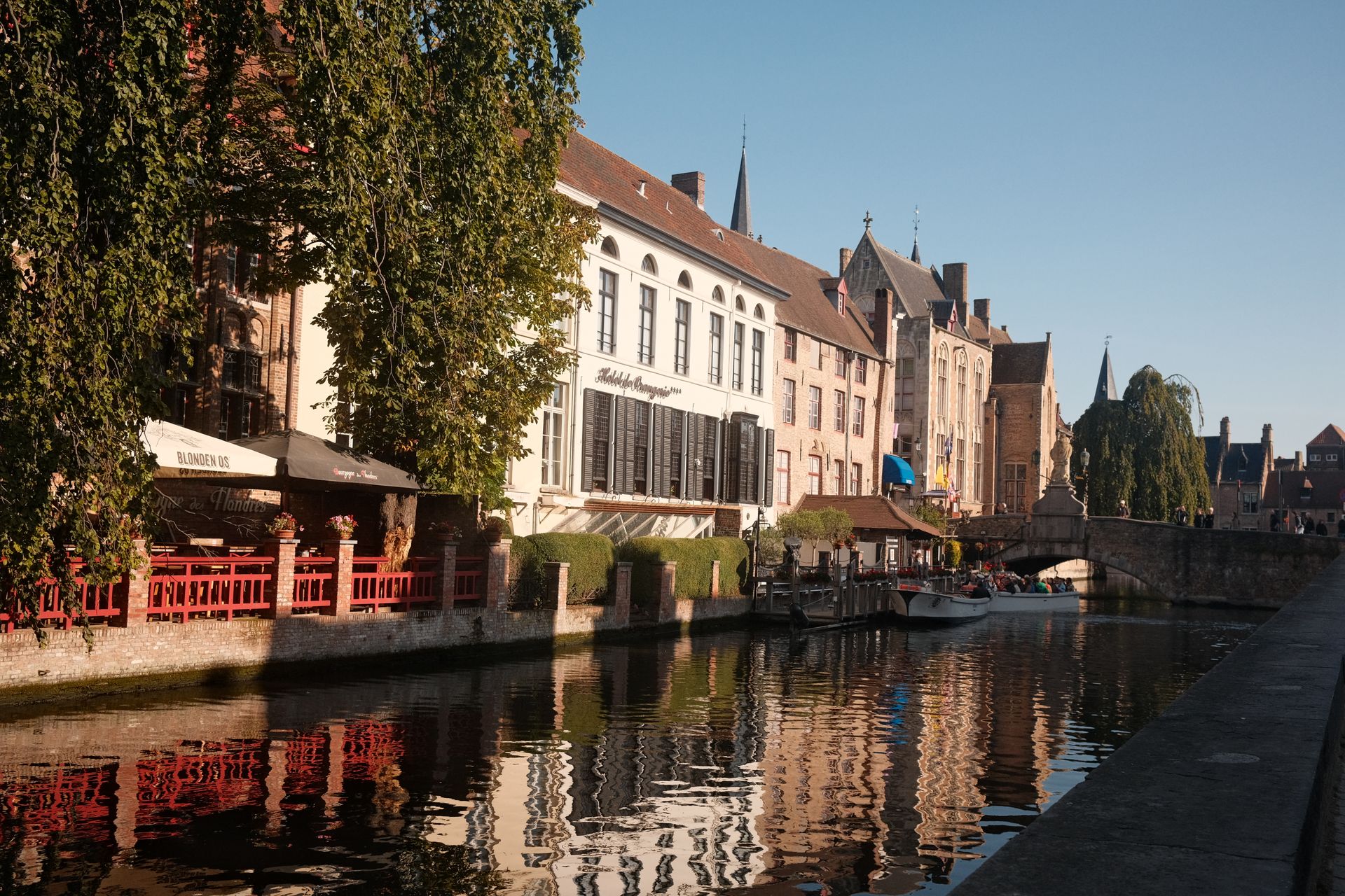De Brugse reien met historische huizen weerspiegeld in het water