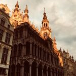 Hotel in Brussel centrum: 7 hotels bij de Grote Markt en de Zavel De Grote Markt in Brussel met sierlijke gildehuizen in avondlicht