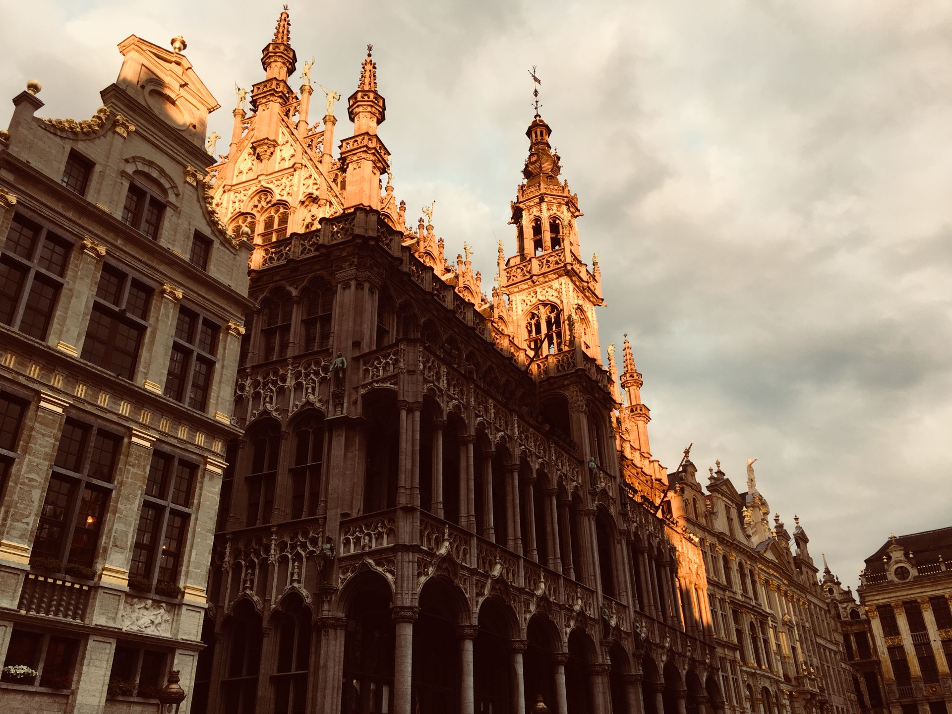 De Grote Markt in Brussel met sierlijke gildehuizen in avondlicht