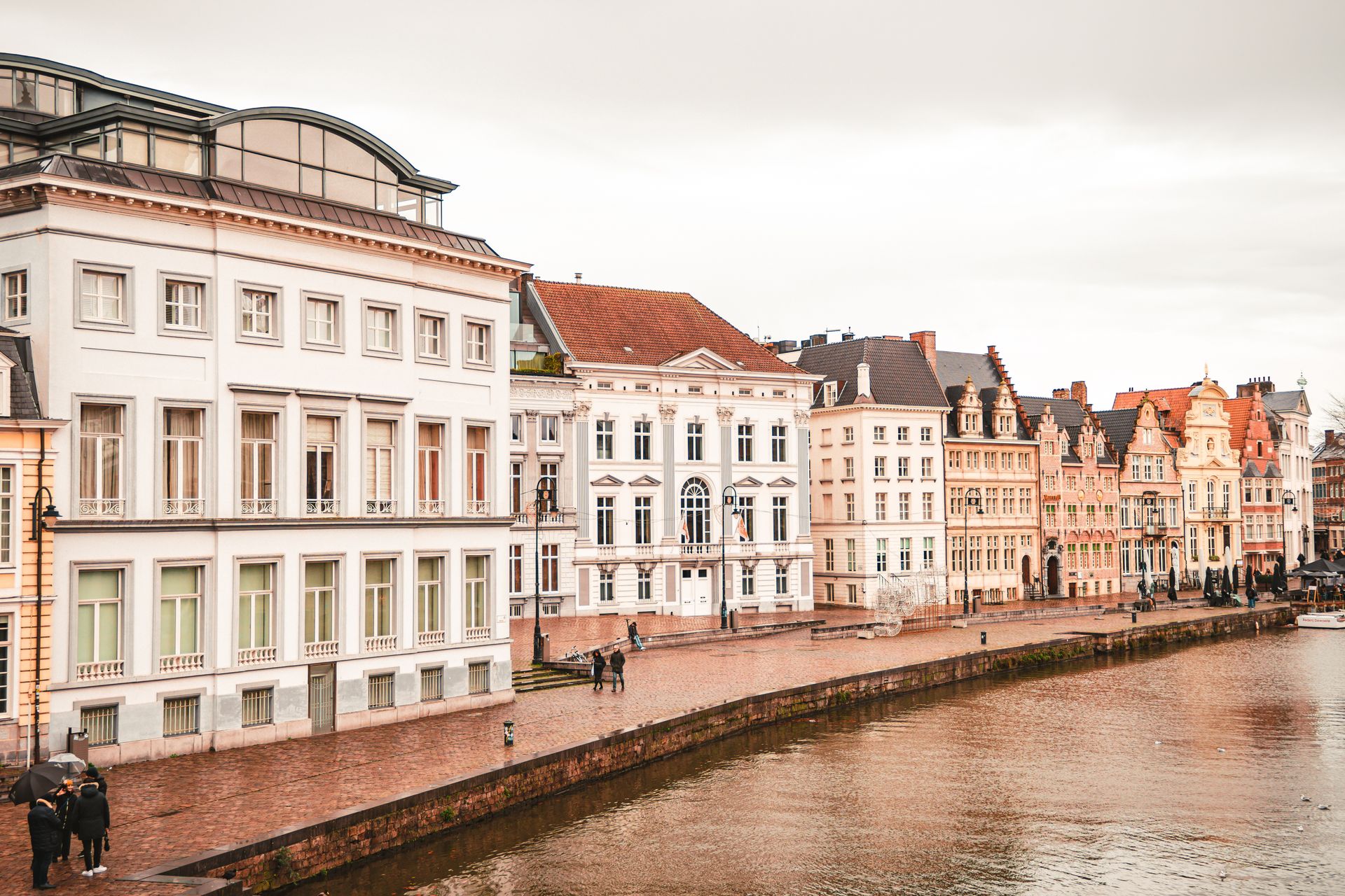 De Graslei met historische gildehuizen langs de Leie in Gent