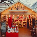 Hotel bij de kerstmarkt van Aken: 7 hotels op loopafstand (2026) Verlicht kraampje met kerstversiering op een Duitse kerstmarkt