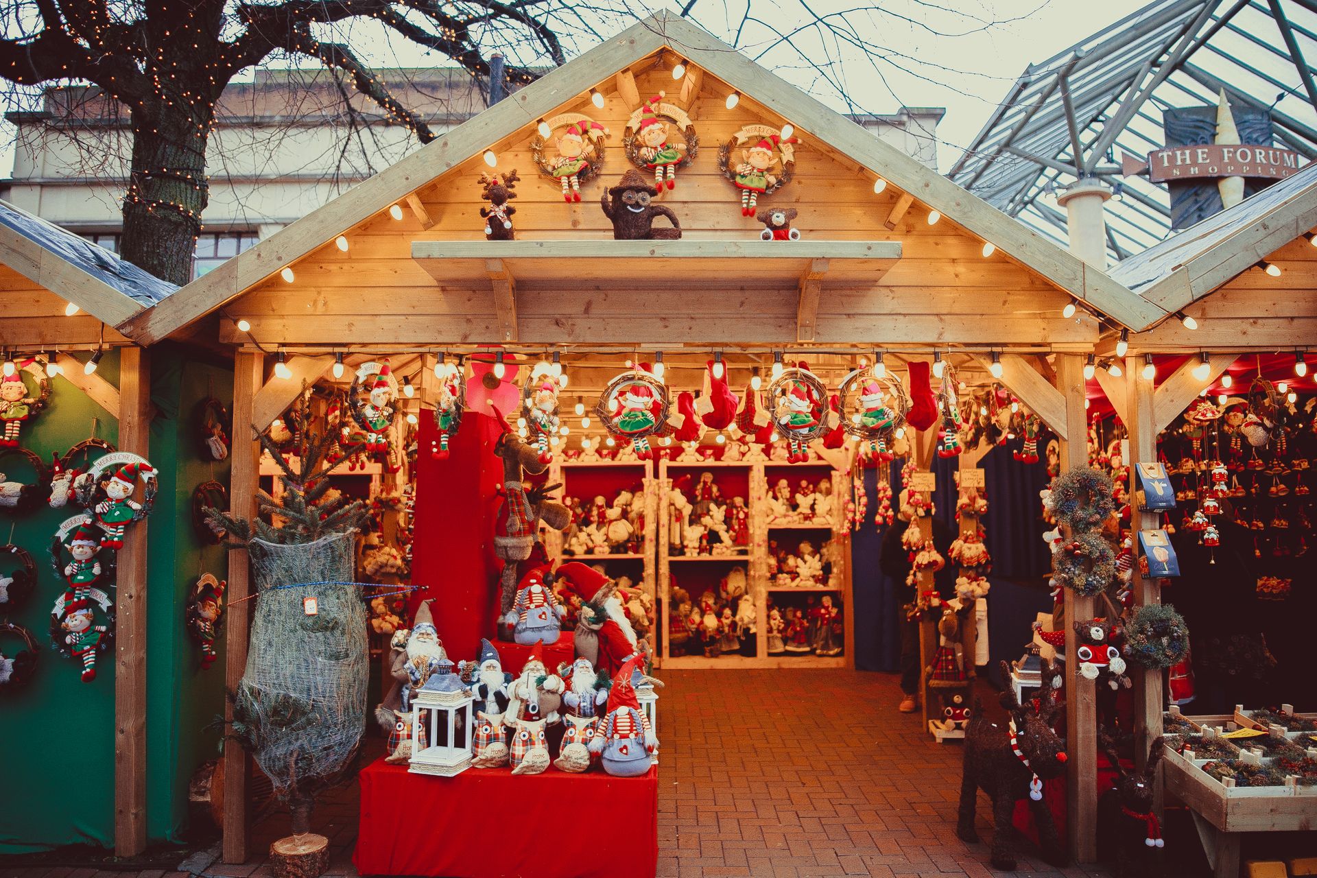 Verlicht kraampje met kerstversiering op een Duitse kerstmarkt