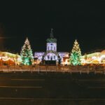 Hotel bij de kerstmarkt van Düsseldorf: 8 hotels op loopafstand (2026) Sfeervol verlichte kerstmarkt in Duitsland met kerstbomen en kraampjes
