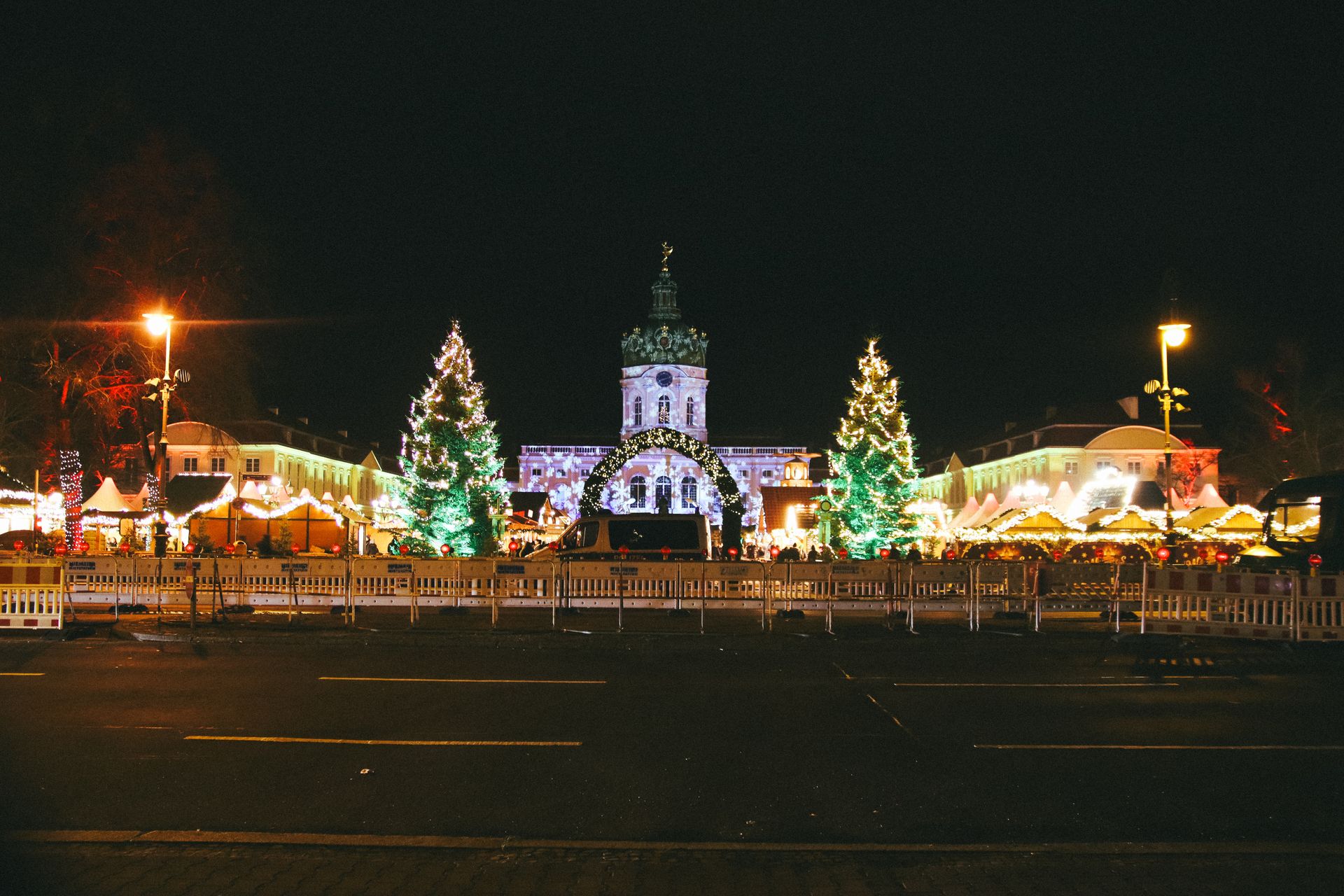 Sfeervol verlichte kerstmarkt in Duitsland met kerstbomen en kraampjes