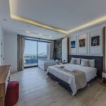 Hotel met jacuzzi op kamer: 8 hotels in Nederland met bubbelbad Luxe hotelkamer met tweepersoonsbed, eigen jacuzzi en balkon