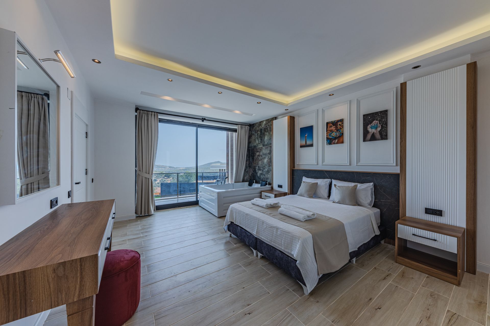 Luxe hotelkamer met tweepersoonsbed, eigen jacuzzi en balkon