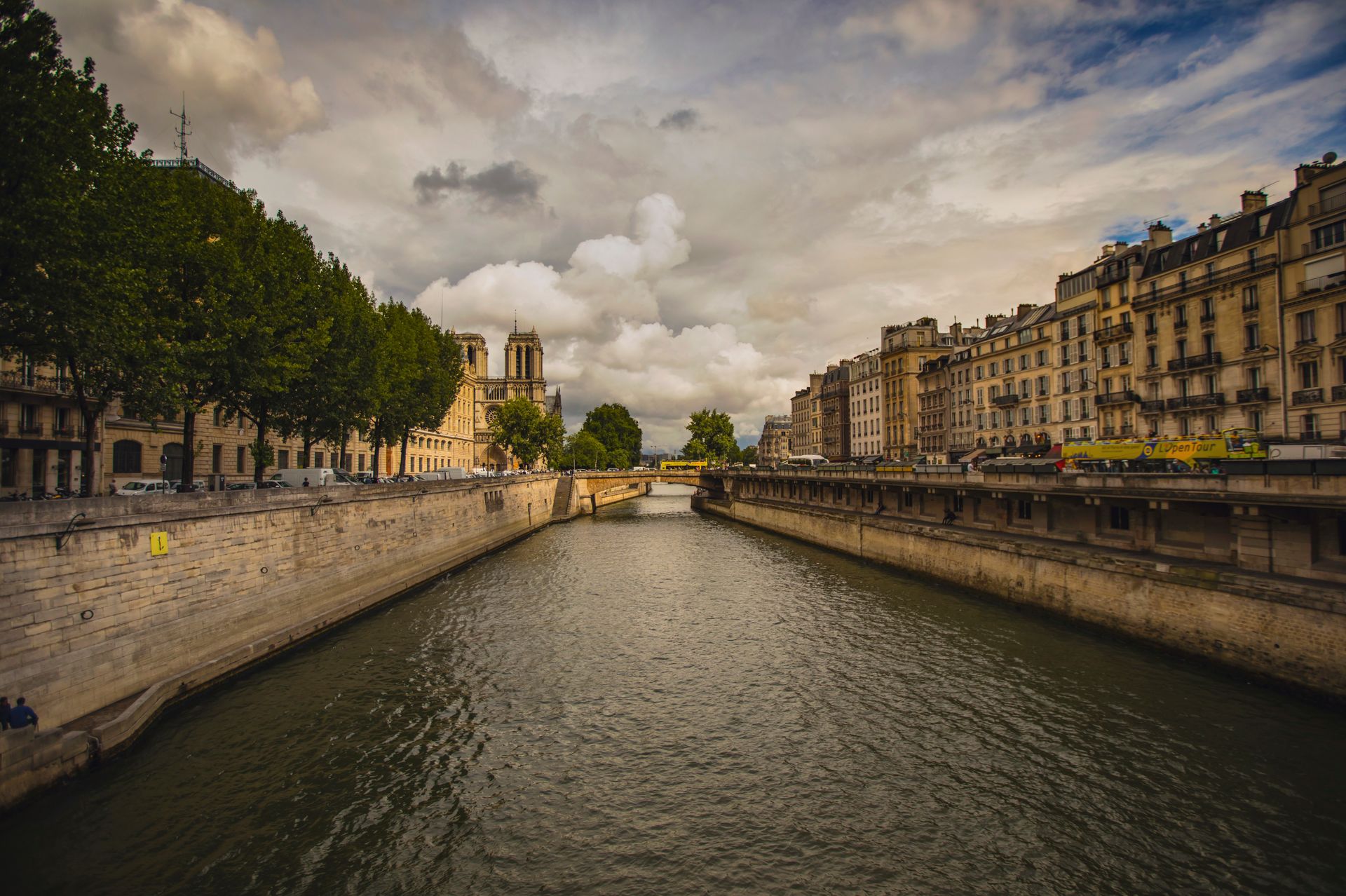De Seine in hartje Parijs met de Notre-Dame op de achtergrond