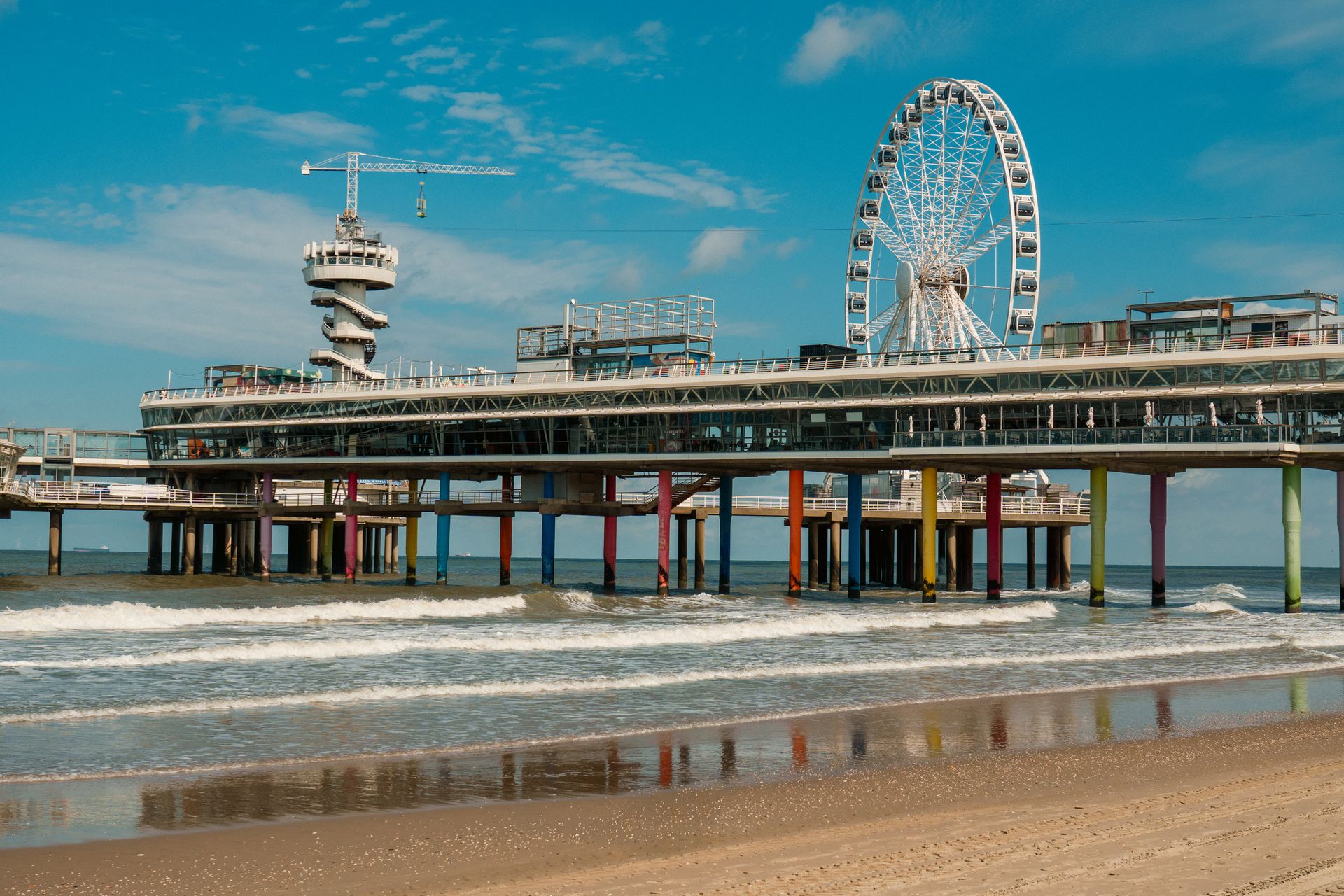De Pier van Scheveningen met het reuzenrad aan zee
