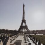 Romantisch hotel in Parijs: 8 adressen met sfeer of uitzicht op de Eiffeltoren De Eiffeltoren in Parijs gezien vanaf de Trocadéro op een heldere dag