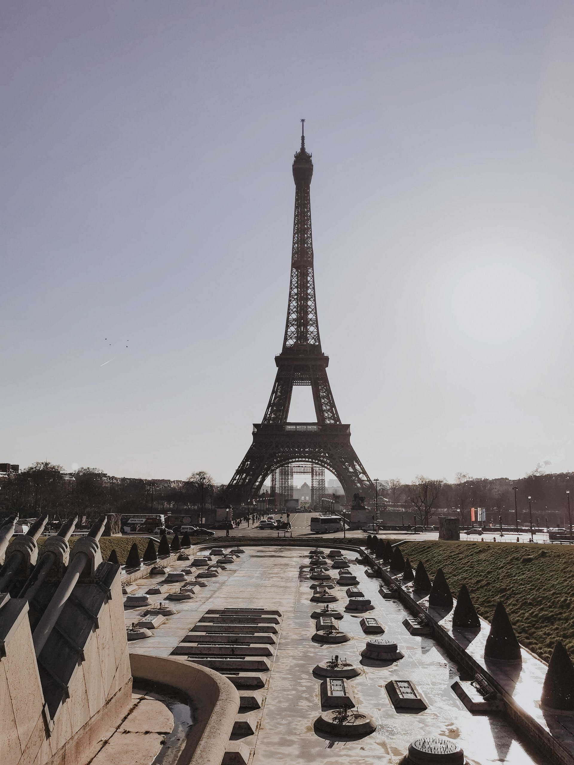 De Eiffeltoren in Parijs gezien vanaf de Trocadéro op een heldere dag