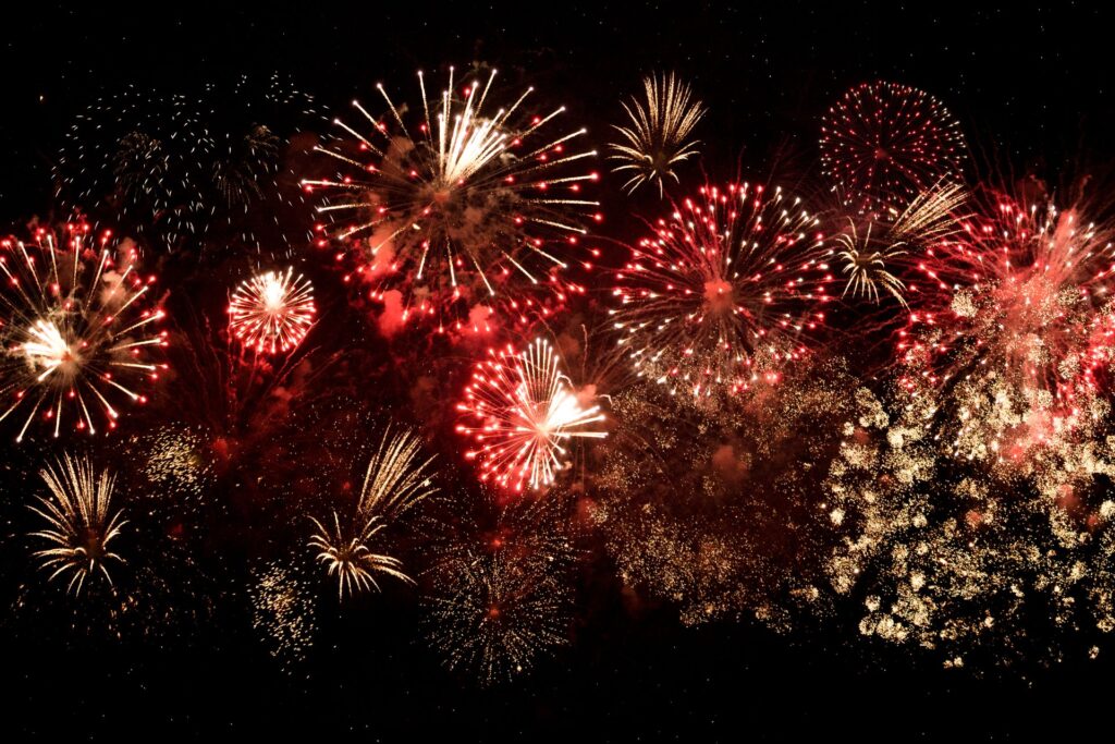 Kleurrijk vuurwerk tijdens oud en nieuw in de nachtlucht